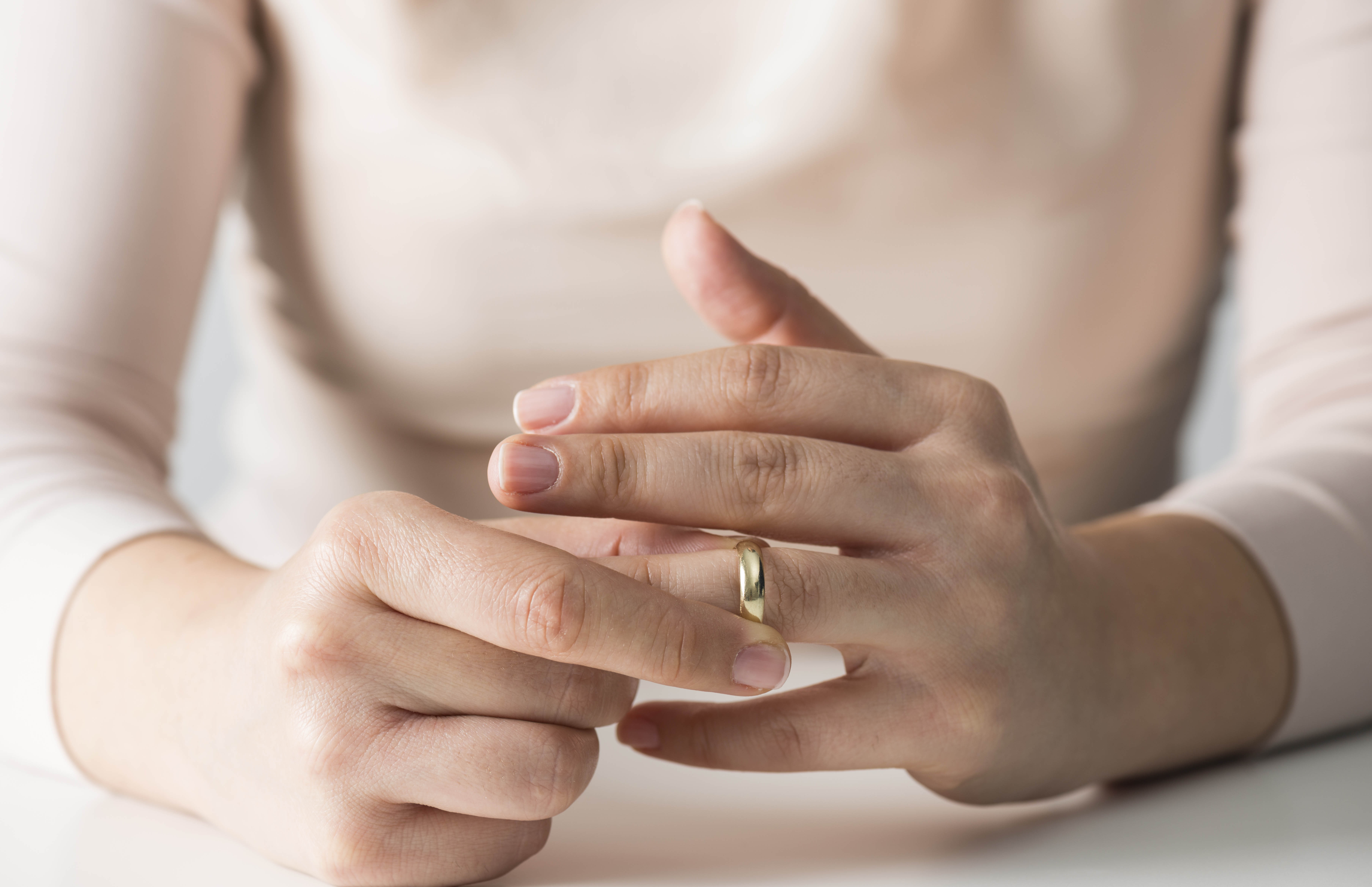 Видеть рукой цвет. Кольцо на пальце. Обручальное кольцо. Обручальные кольца на руках. Женская рука с кольцом.
